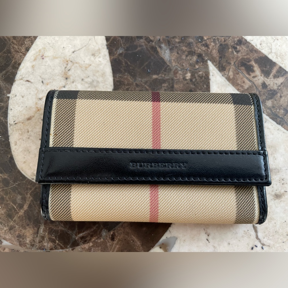 Burberry key holder.